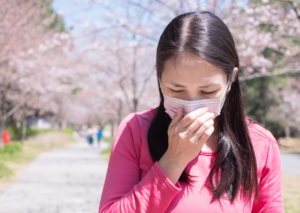 花粉症の主な原因と対策とは！？｜薬剤師が徹底解説！